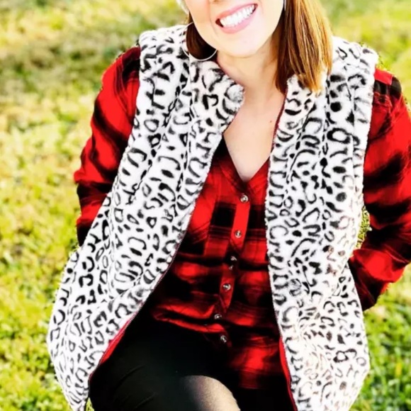 1X Leopard Reversible Sherpa Zip Up Vest - Picture 9 of 17